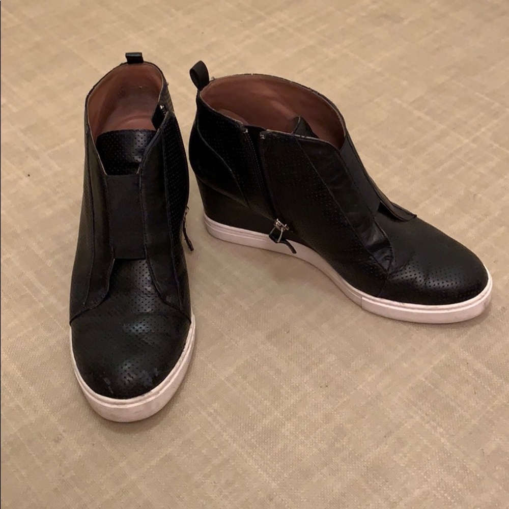 Lines Paolo black wedge bootie